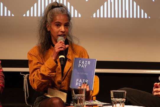 Sheri Avraham (IG Bildende Kunst) präsentiert Broschüre "Fair Pay"