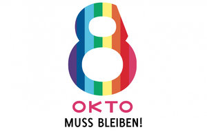 OKTO-Logo (ein rechts oben angeschnittener Achter in Regenbogenfarben) mit Textzusatz "OKTO MUSS BLEIBEN!"