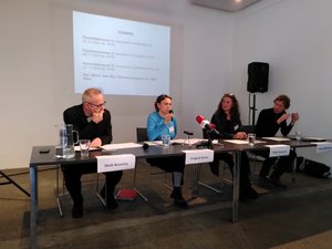 Podium: Tische, dahinter sitzend: Maik Novotny, Irmgard Almer, Ulrike Schartner, Fabian Walllmüller