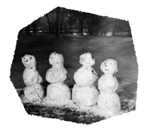 4 aus Schnee geformte Schneemenschen in einer schneebedeckten Wiese