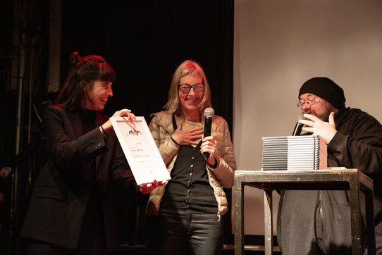 Katharina Serles (IG Kultur Wien), Preisträgerin Christine Baumann (Kunstzelle) und Günther Friesinger (IG Kultur Wien)
