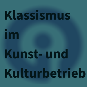 Text "Klassismus im Kunst- und Kulturbetrieb“ vor grünlichem Hintergrund mit verschwommenem IG-Kultur-Wien-Logo