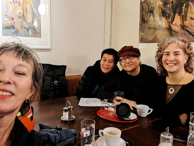 Foto: Susanne Rogenhofer 4 Personen sitzen um einen Tisch