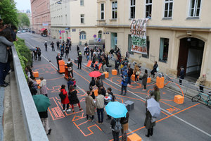 Blick von oben auf die Kundgebung in der Gumpendorfer Straße