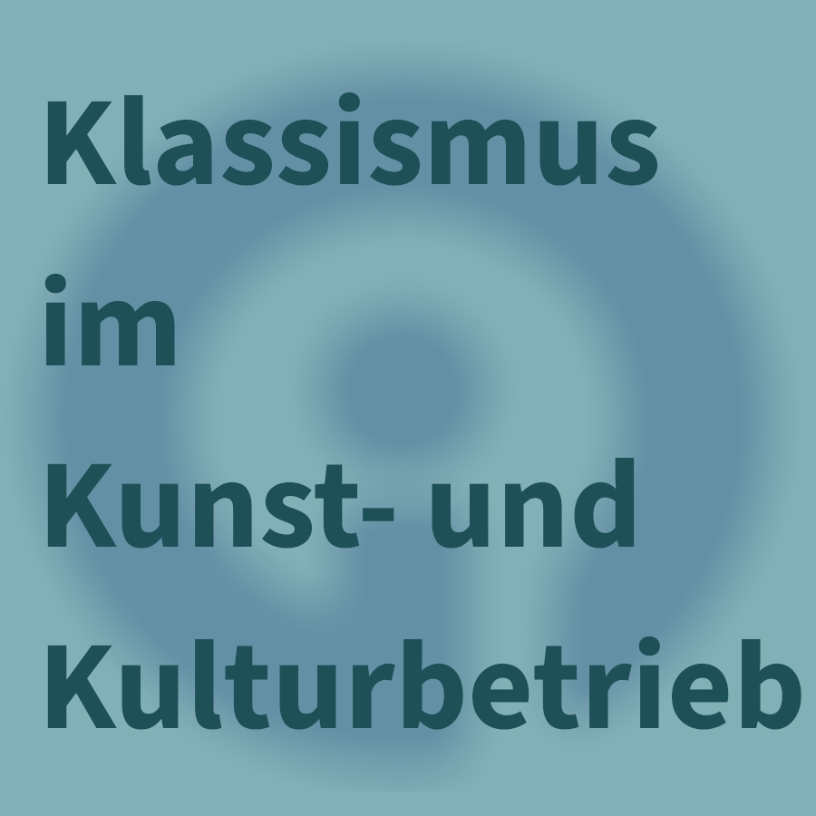 Text "Klassismus im Kunst- und Kulturbetrieb“ vor grünlichem Hintergrund mit verschwommenem IG-Kultur-Wien-Logo