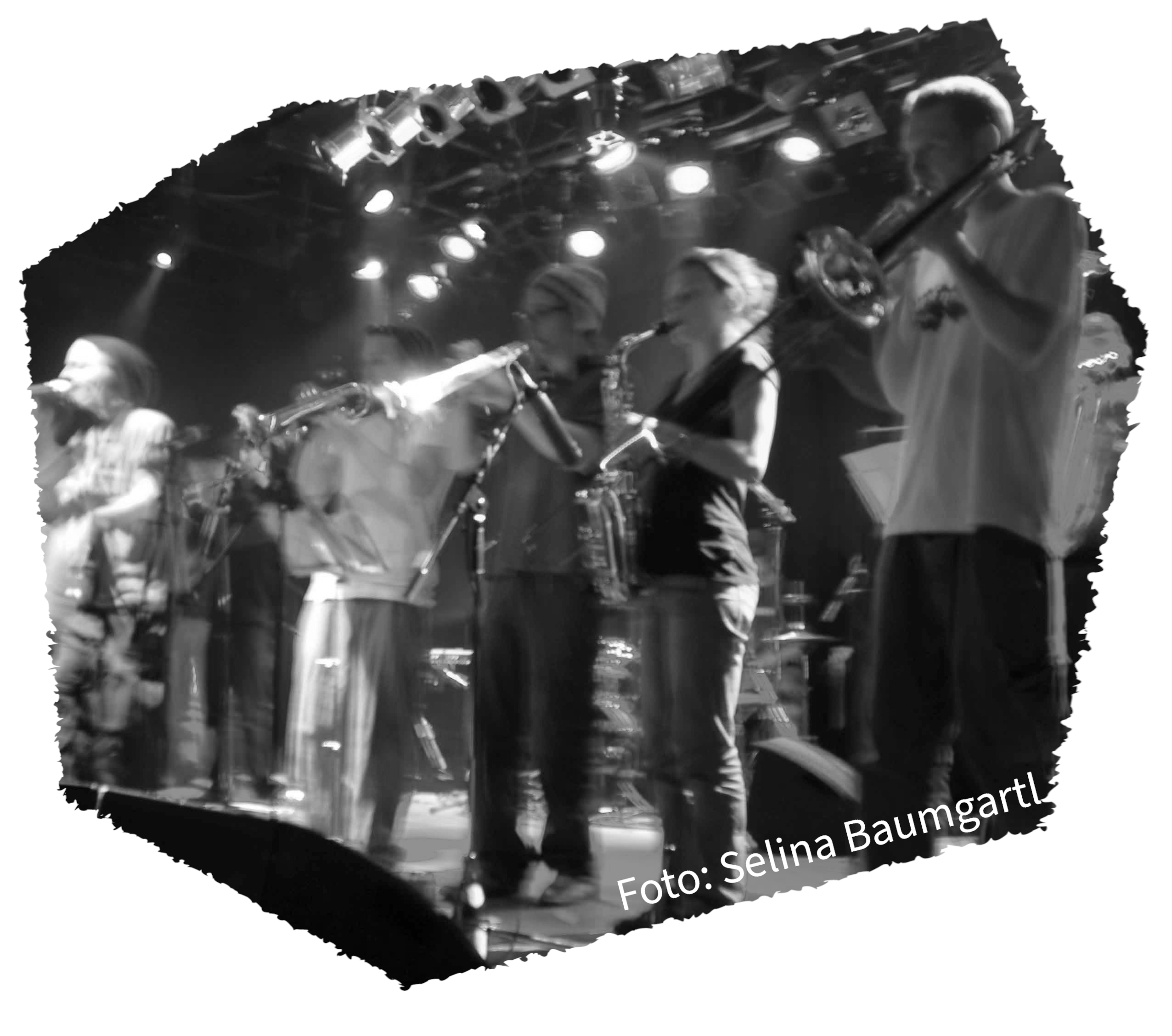 Foto: Selina Baumgartl EIne Band, die auf einer Bühne Musik spielt