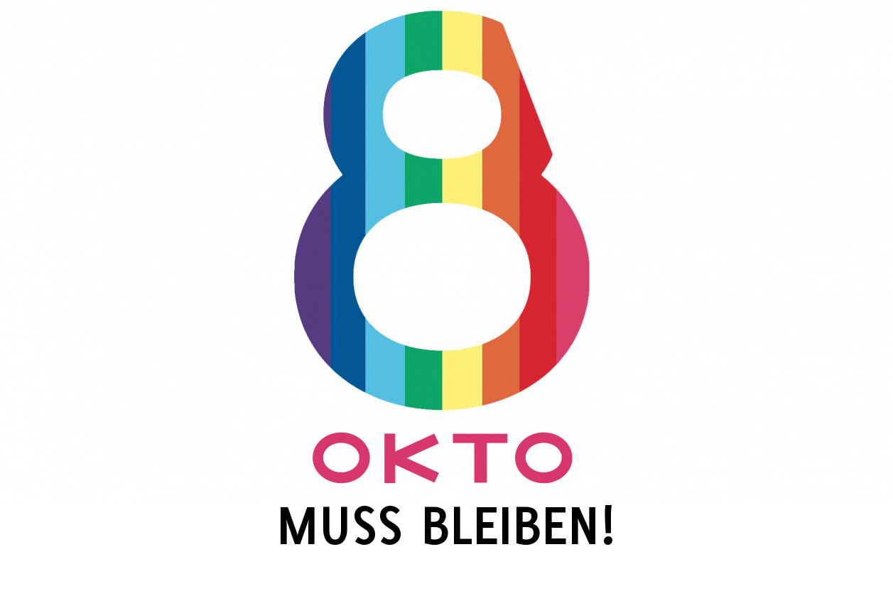 OKTO-Logo (ein rechts oben angeschnittener Achter in Regenbogenfarben) mit Textzusatz "OKTO MUSS BLEIBEN!"